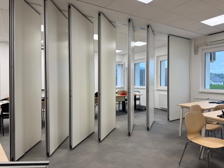 Pomično pregradna stijena u prostoru za druženje